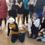 Dzieci stoją w maskach na twarzy