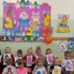 Przedszkolaki pokazują kartki z pomalowanymi misiami