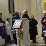 Organizatorzy dziękują Biskupowi za celebrowanie Mszy świętej w kościele