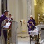 Proboszcz dziękuje Biskupowi za celebrowanie Mszy świętej w kościele