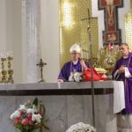 Ksiądz Biskup Janusz Stepnowski odprawia mszę, obok stoi proboszcz Parafii pod wezwaniem Świętego Ojca Pio w Grajewie