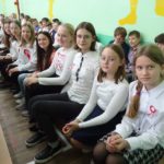 Narodowe Święto Niepodległości w SP 4 - uczniowie ubrani na galowo i z kotylionami
