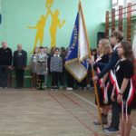 Narodowe Święto Niepodległości w SP 4 - uczniowie i nauczyciele na baczność śpiewają hymn narodowy