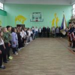 Narodowe Święto Niepodległości w SP 4 - uczniowie na baczność śpiewają hymn narodowy