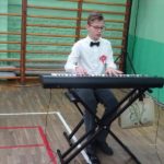 Narodowe Święto Niepodległości w SP 4 - uczestnik akademii szkolnej gra na pianinie