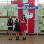 Narodowe Święto Niepodległości w SP 4 - trzy uczestniczki akademii czytają