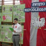 Narodowe Święto Niepodległości w SP 4 - uczeń czyta