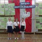 Narodowe Święto Niepodległości w SP 4 - trzy dziewczynki stoją