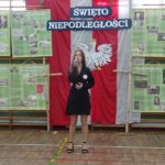 Narodowe Święto Niepodległości w SP 4 - uczennica śpiewa