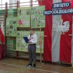 Narodowe Święto Niepodległości w SP 4 - uczeń czyta