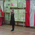 Narodowe Święto Niepodległości w SP 4 - uczennica śpiewa