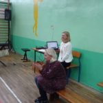Narodowe Święto Niepodległości w SP 4 - dwie nauczycielki przygotowujące okolicznościową akademię