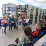Dzieci z klas 1-3 siedzą w bibliotece
