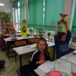 Dzieci w klasie trzymają w górze swoje misie