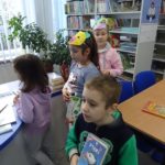 Dzieci w bibliotece wypożyczają książki