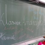 Andrzejki w klasie 3 a - tablica szkolna z napisem klasowe andrzejki zapisanymi imionami uczniów
