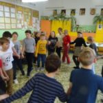 Andrzejki w klasie 3 a - dzieci tańczą w kółku trzymając się za ręcę