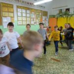 Andrzejki w klasie 3 a - dzieci tańczą w kółku trzymając się za ręcę