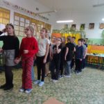 Andrzejki w klasie 3 a - dzieci stoją w parach w klasie