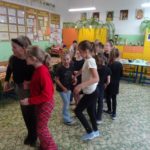 Andrzejki w klasie 3 a - dzieci tańczą