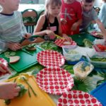 Dzieci w pracowni kulinarnej przygotowują zdrowe kanapki
