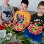 Dzieci trzymają talerze ze zdrowymi kanapkami