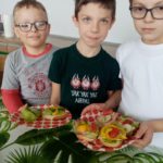 Dzieci trzymają talerze ze zdrowymi kanapkami