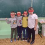 Czterech chłopców w maskach