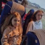 Wycieczka do Białegostoku na mecz - dwie uczennice siedzą w autokarze
