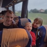 Wycieczka do Białegostoku na mecz - uczeń z rodzicami w autokarze