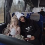 Wycieczka do Białegostoku na mecz - uczennica z mamą w autokarze