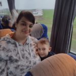 Wycieczka do Białegostoku na mecz - uczeń z mamą w autokarze