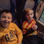 Wycieczka do Białegostoku na mecz - chłopcy siedzą w autokarze