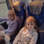 Wycieczka do Białegostoku na mecz - dziewczynki w autokarze