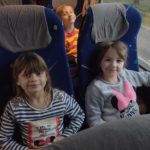 Wycieczka do Białegostoku na mecz - dzieci jadą w autokarze