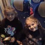Wycieczka do Białegostoku na mecz - dwie dziewczynki jadą w autokarze