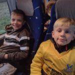Wycieczka do Białegostoku na mecz - uczniowie w autokarze