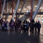 Wycieczka do Białegostoku na mecz - uczestnicy wyjazdu (uczniowie, rodzice, nauczycielki) na zdjeciu grupowymw w pobliżu stadionu