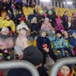 Wycieczka do Białegostoku na mecz - dzieci i opiekunowie na trybunach stadionu