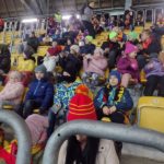 Wycieczka do Białegostoku na mecz - dzieci i opiekunowie na trybunach stadionu