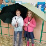 Dwie dziewczynki trzymają parasole