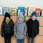 Dzieci ubrane w jesienne ciepłe czapki, kurtki i buty