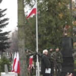 Flagi Polski, Pomnik Niepodległości, obok warta honorowa żołnierzy