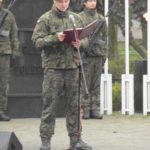 Miejskie obchody Narodowego Święta Niepodległości - żołnierz czyta