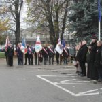 Miejskie obchody Narodowego Święta Niepodległości - zgromadzone poczty sztandarowe i delegacje instytucji z Grajewa