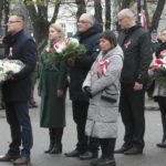 Miejskie obchody Narodowego Święta Niepodległości - zgromadzone delegacje instytucji z Grajewa w oczekiwaniu na złożenie wiązanek kwiatów