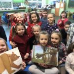 Dzieci pokazują ilustracje z książek o misiach