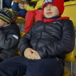 Wycieczka do Białegostoku na mecz - uczeń siedzi w strefie kibica