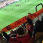 Wycieczka do Białegostoku na mecz - uczniowie z napisem na szaliku Jagiellonia dopingują piłkarzom