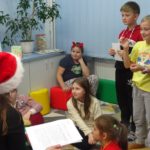 Mikołajki w bibliotece - dzieci słuchają o tradycjach mikołajkowych